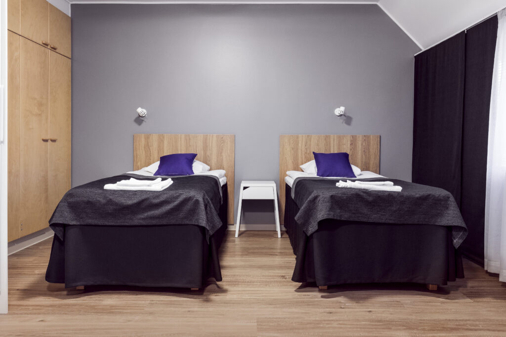 Hotellihuoneessa kaksi sänkyä.