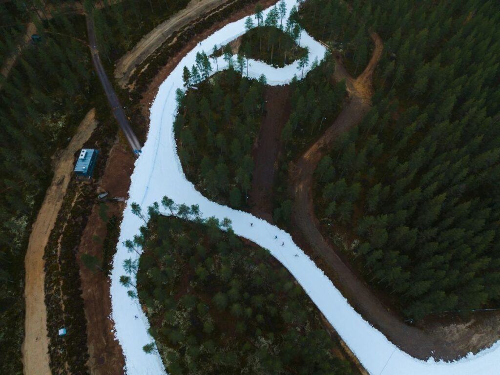 Dronella otettu kuva ensilumen hiihtoladusta.