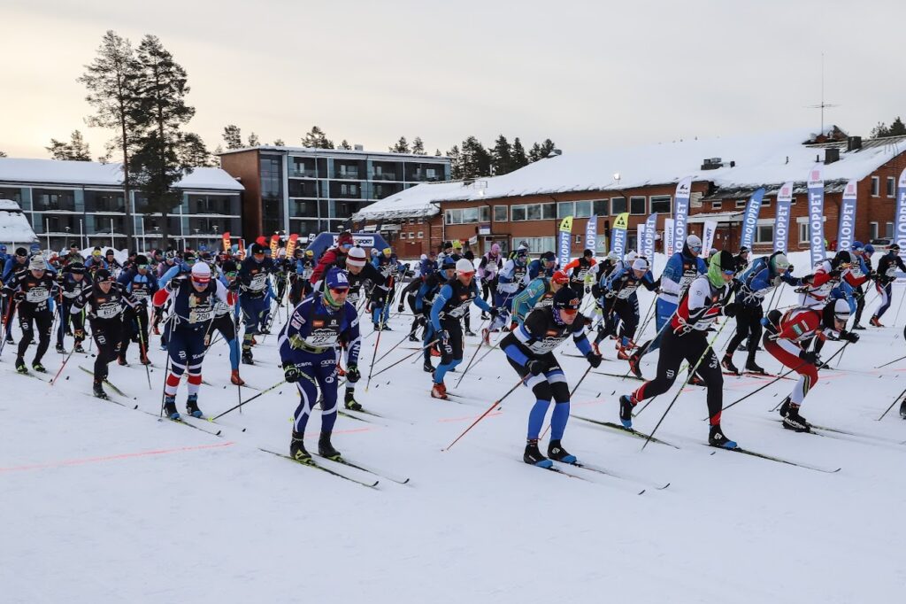 Hiihtäjiä ladulla talvella.