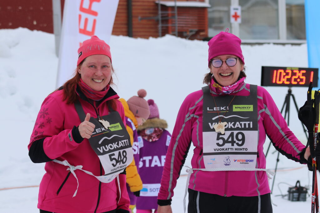 Kaksi henkilöä seisoo vierekkäin hymyille.