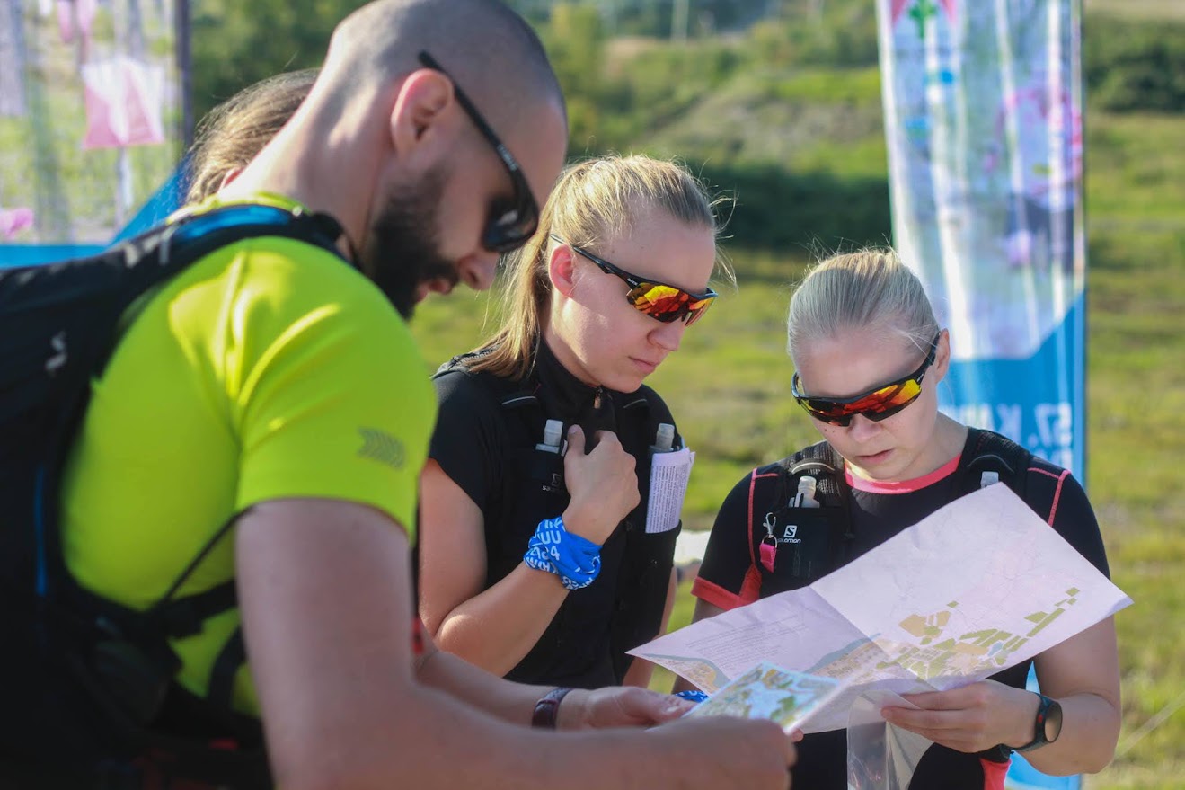 Ihmiset katsovat karttaa.