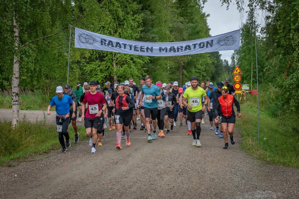 Raatteen Maraton juoksijoita lähdössä reitille.