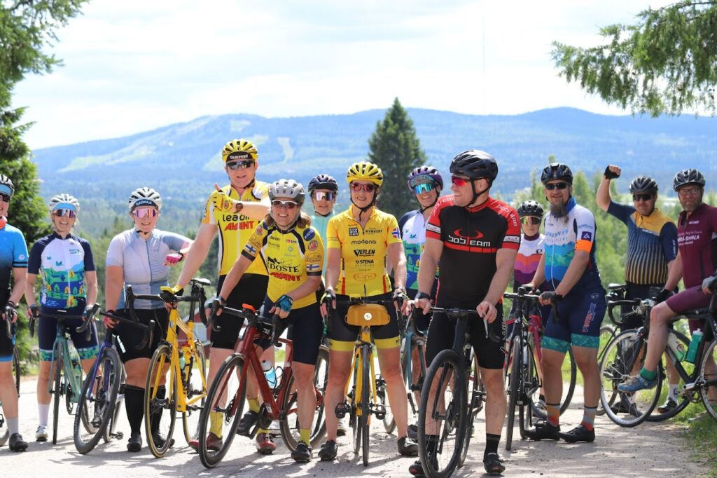 Pyöräilijöitä rivissä.